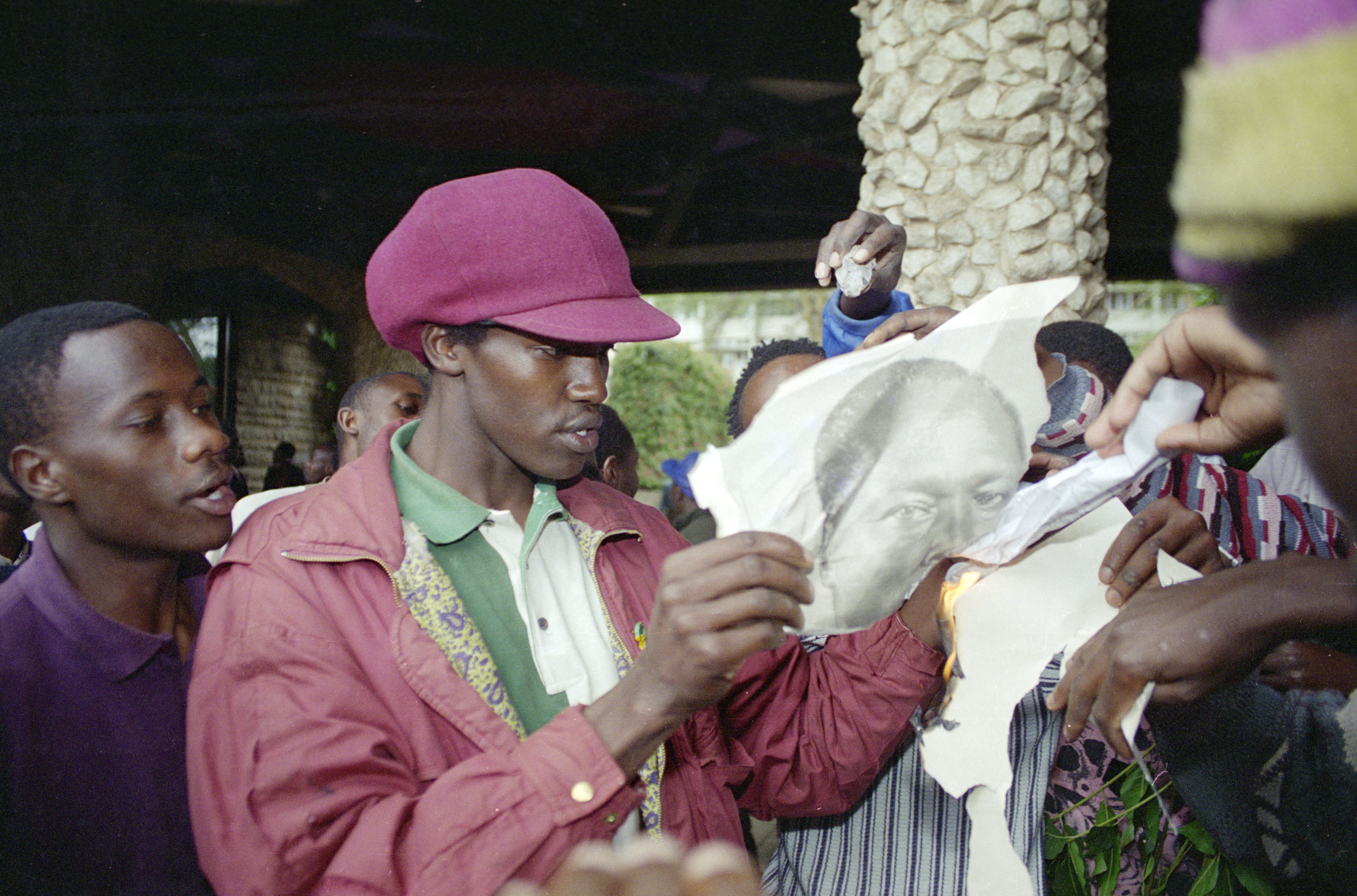 Nairobi riots burning Presendts Moi's picture 1997